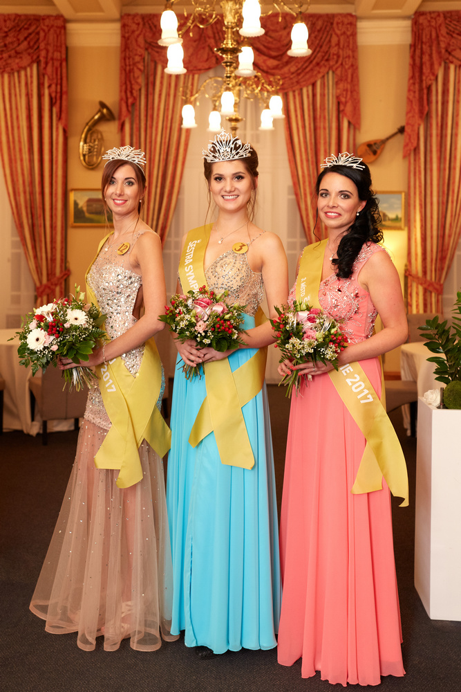 Vítězka 8. ročníku soutěže Sestra sympatie 2017 Sára Jánská (uprostřed) společně s druhou Helenou Žilovou a třetí Michaelou Navrátilovou