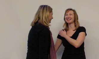 Sestry Veronika Zachová a Tereza Jurčíková naučily
přítomné několik základních gest ze znakového jazyka.