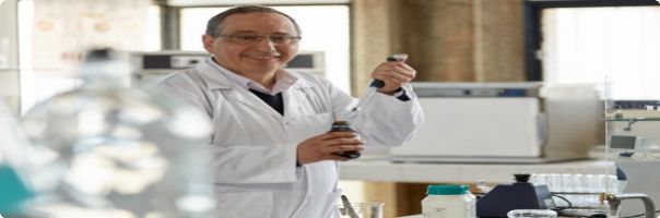 AFP: Marocký vědec vyvíjí antibiotika posílená o esenciální oleje