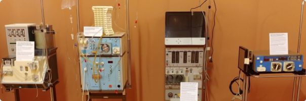 Výstava představuje dialyzační techniku od jejích počátků až do současnosti