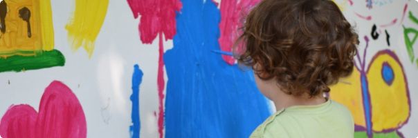 Děti s epilepsií malují obrazy na výstavu