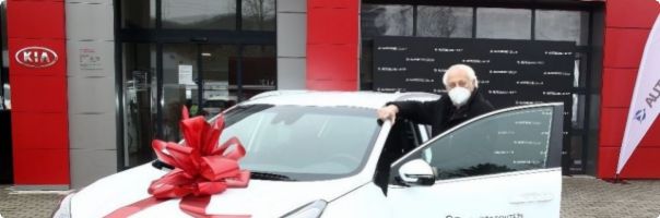  Anděl mezi zdravotníky předal první cenu: Legenda pražské záchranky si odvezla nové auto