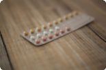 Hormonální antikoncepce před 63 lety nahradila kravskou moč, krokodýlí trus i magické rituály – dnes ji ženy užívají stále méně